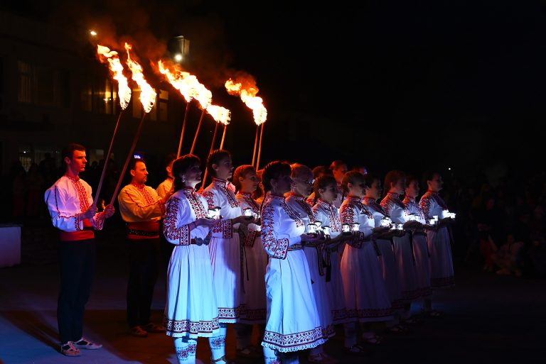 People in traditional Bulgarian dresses with fires