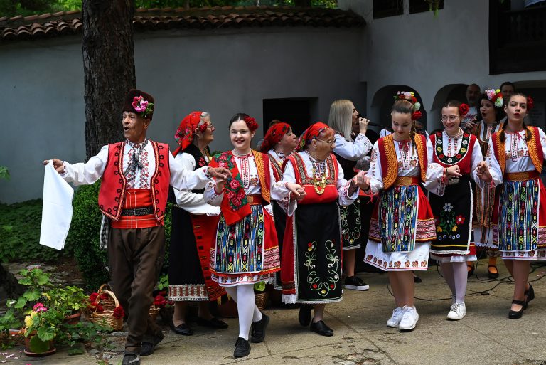 Photo tours in Bulgaria - people in traditional Bulgarian dresses dancing